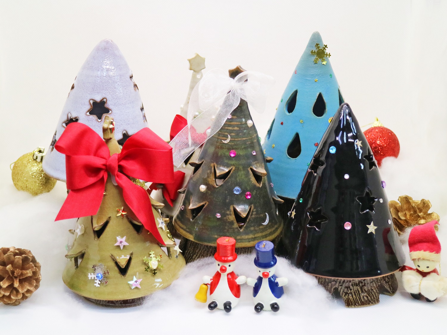 灯りがともるやきもののクリスマスツリーをデコろう